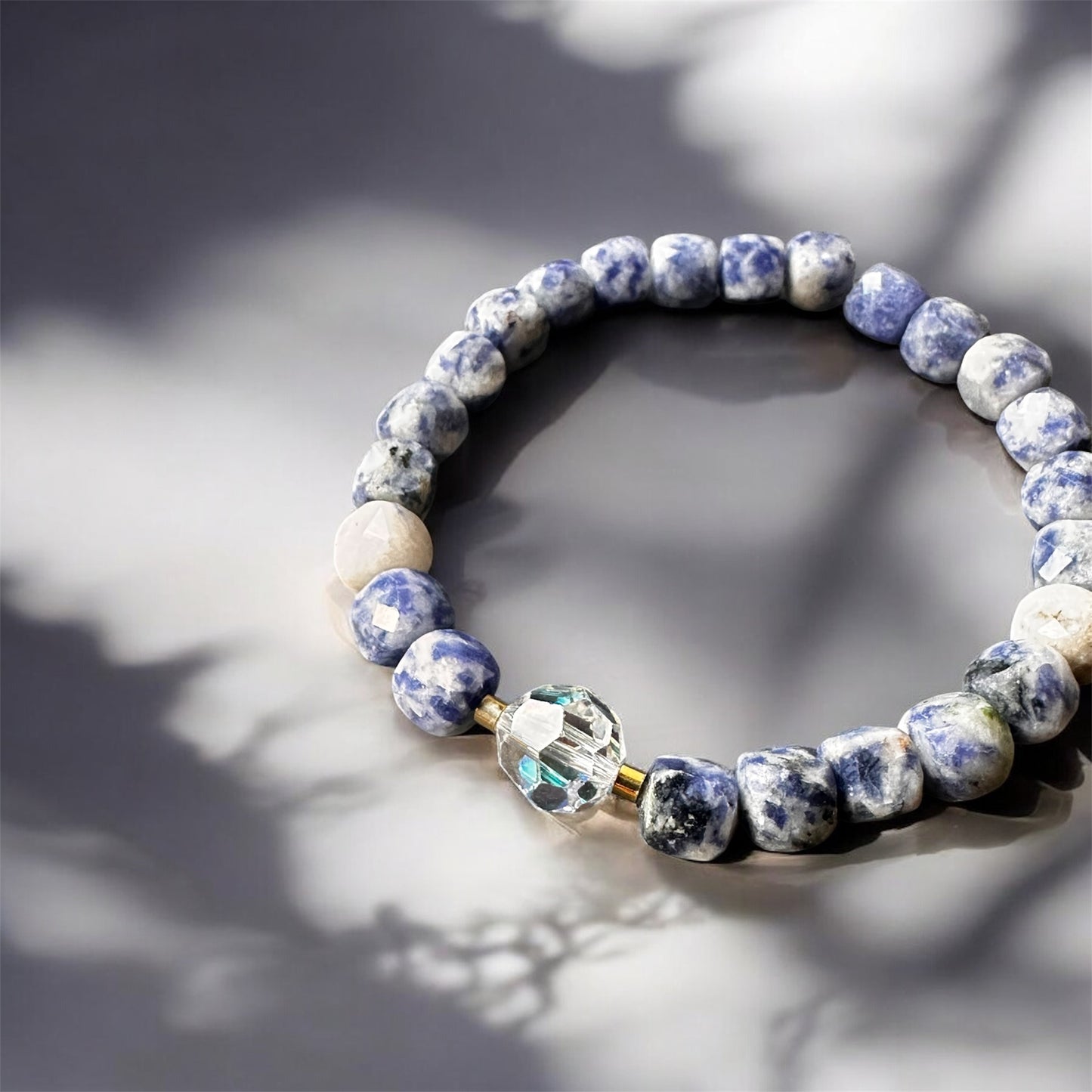 Sodalīta rokassprādze ar Swarovski kristālu